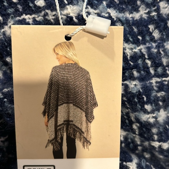 Poncho Wrap - Picture 3 of 7
